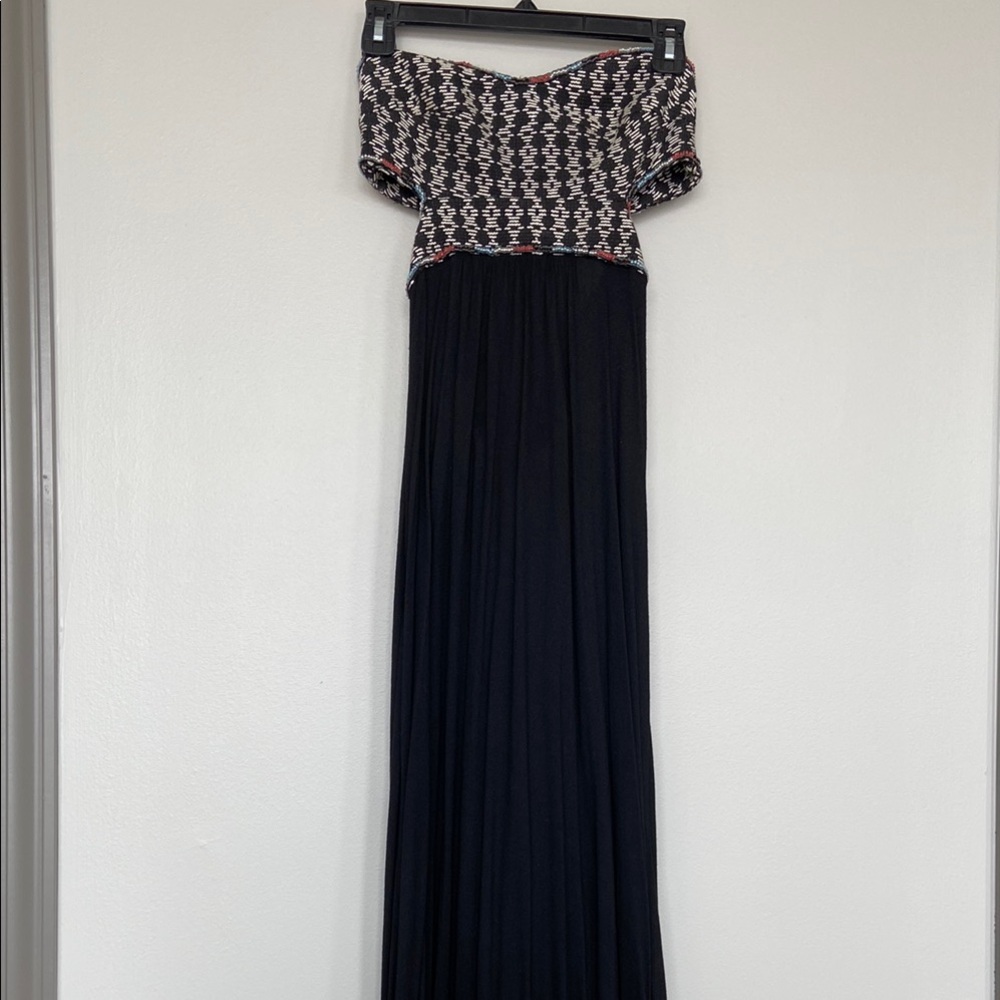 Dolce Vita Black and White Off-Shoulder Sleeveless Maxi Dress